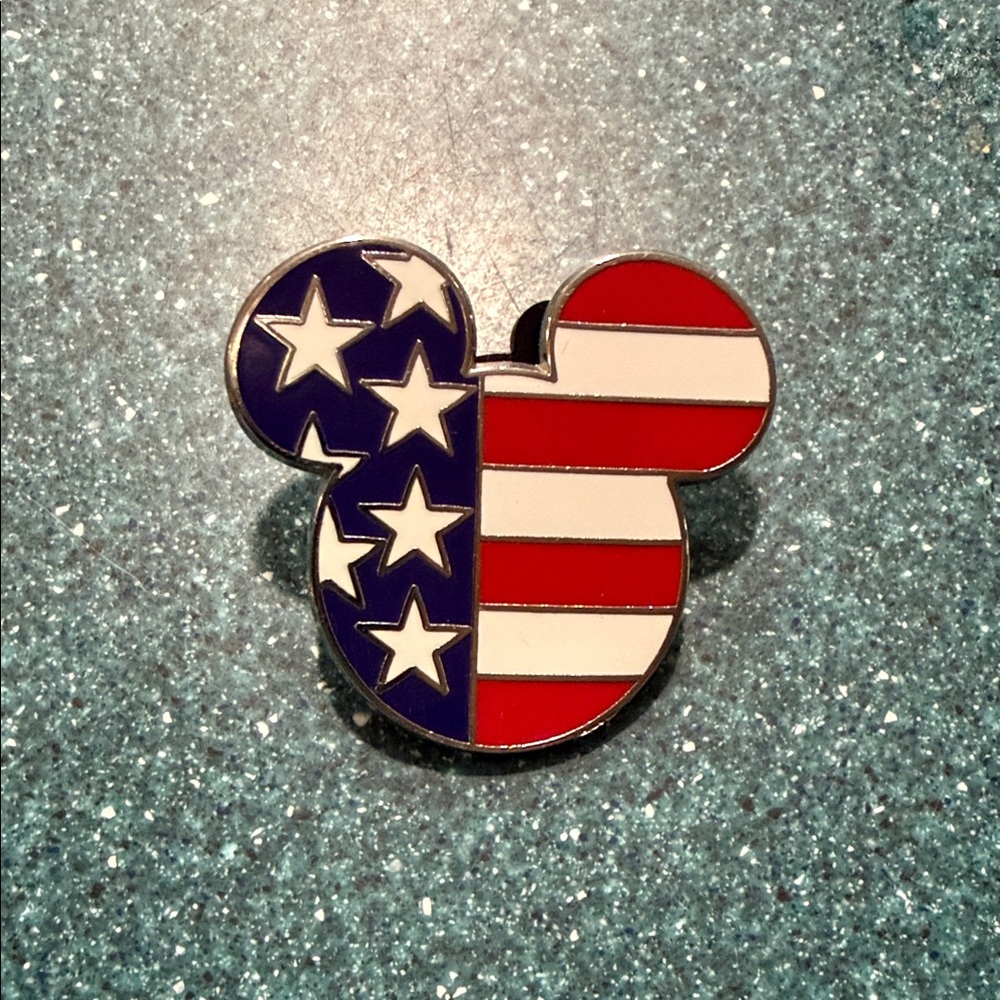 Disney Mickey Mouse American Flag Collectirs  Pin 2008